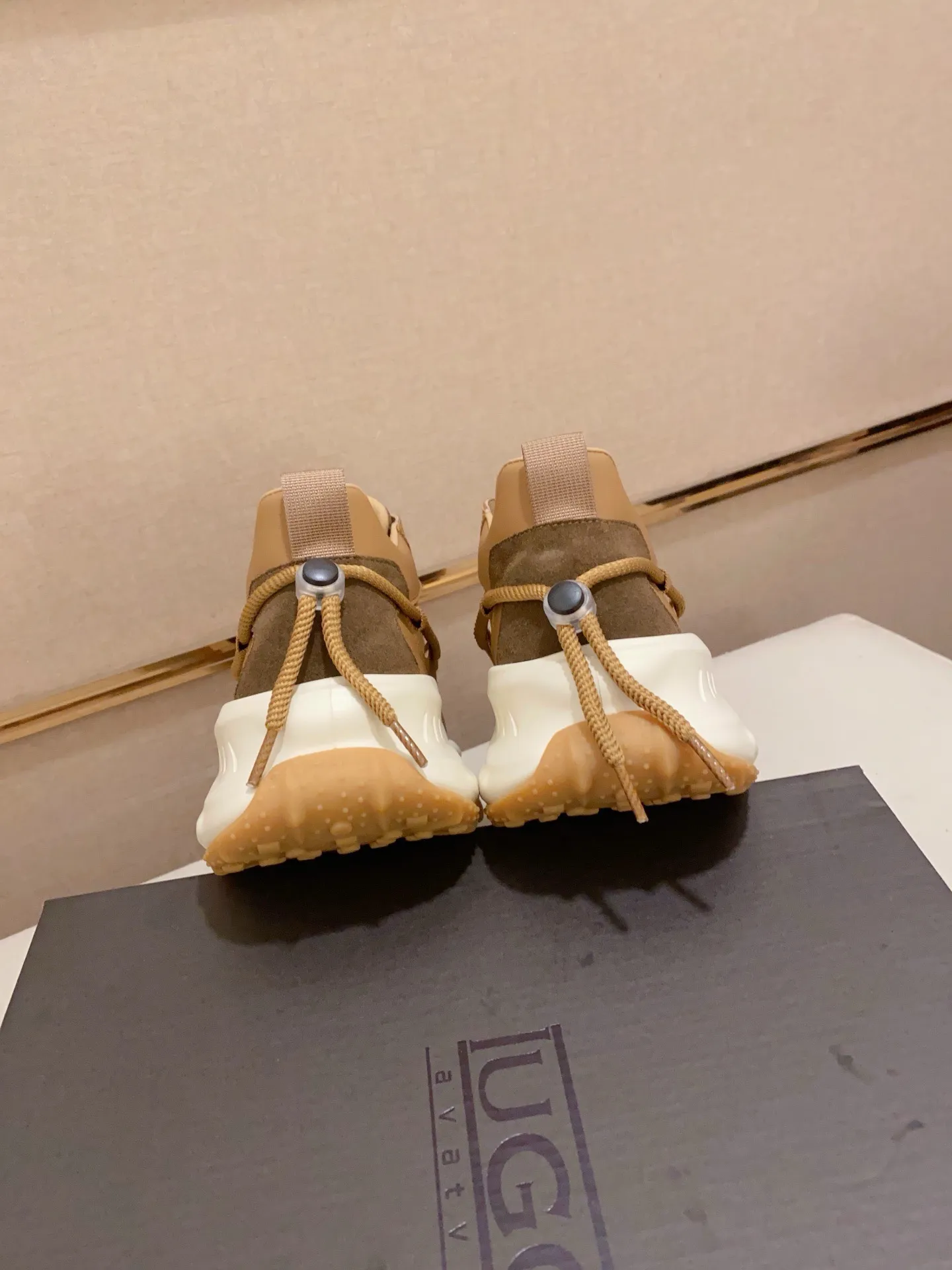 Factory price: 760💰(high-end goods) UGG❄️❄️The latest fashionable men's shoes👟 1:1⃣️Quality, fabric: high-end quality first-layer cowhide imported from Europe. Lining: wool lining, sole: pure imported foam outsole. ❤️High-end goods, fine workmanship, trendy and fashionable. The fit is very classy. If you know the goods, you will not be able to refuse😍😍Number of codes: 39-44